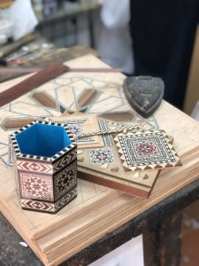 グラナダの伝統工芸である寄木細工